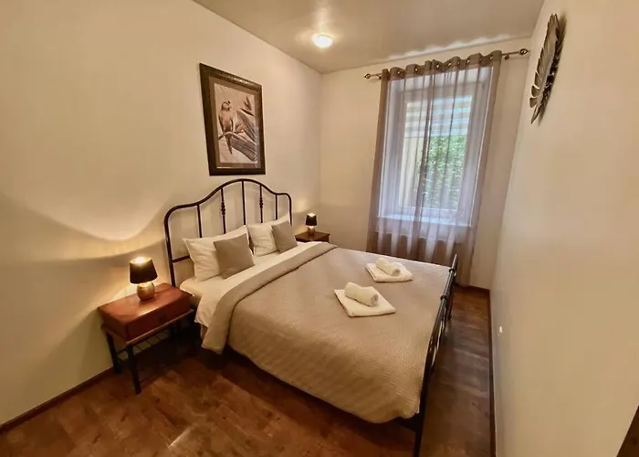 Courtyard Gallery Apartment With Free Parking