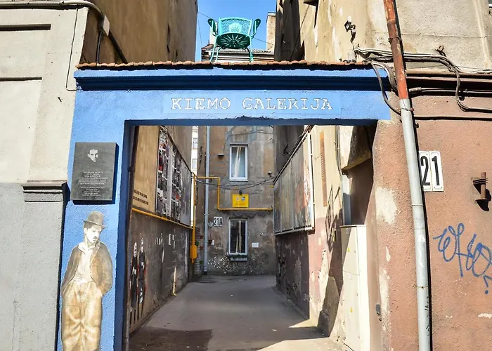 Courtyard Gallery Apartment With Free Parking